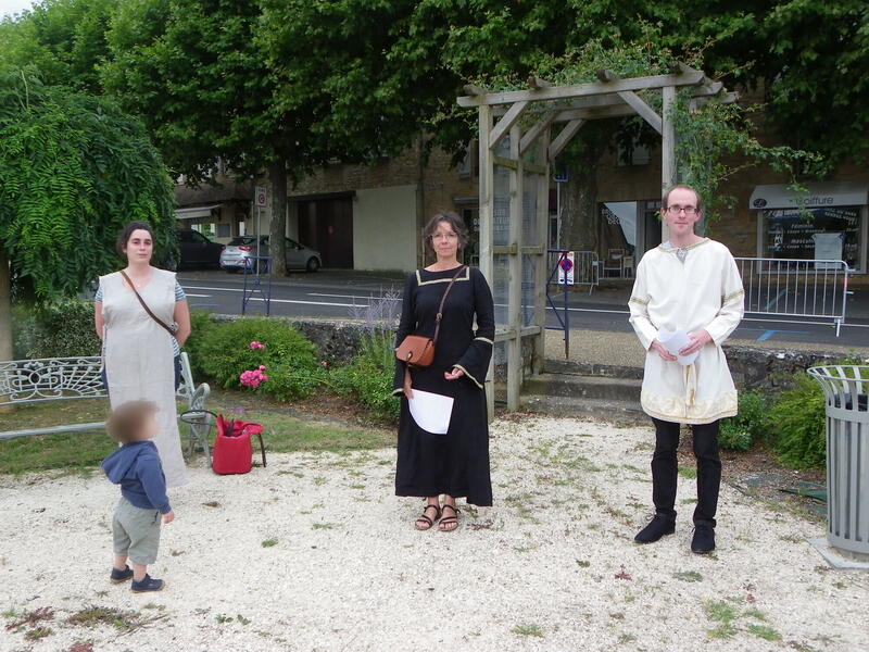 Photographie de la balade racontée, lors d’une scène Place des Frères Tournier