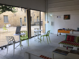 Photographie de l’intérieur de l’Échopppe avec des tables et des chaises