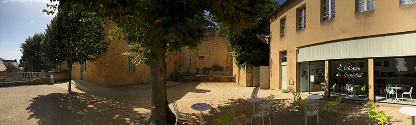 Photo panoramique montrant l’Échoppe du Sénéchal et la Maison du Sénéchal